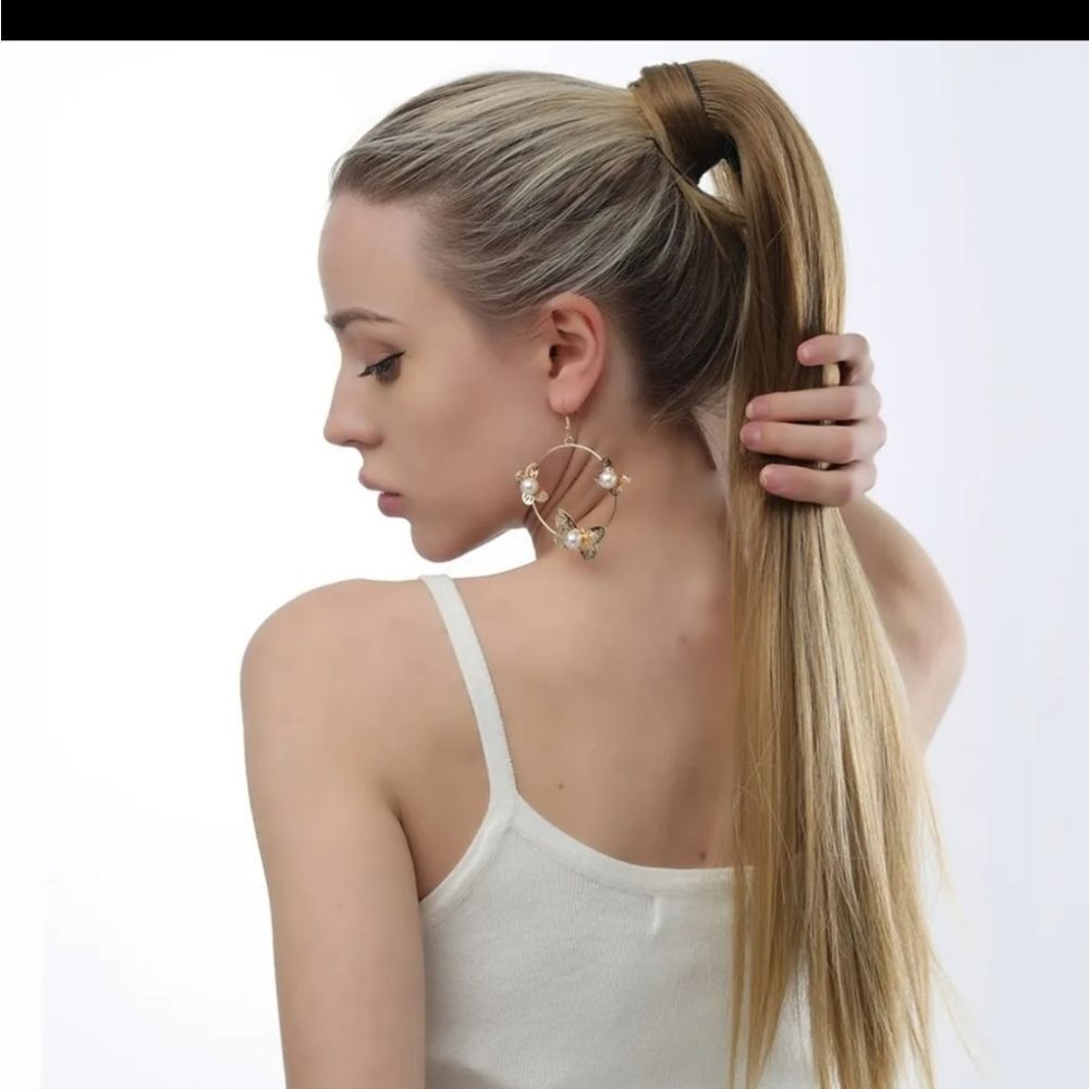 NWOT 22" Faux Ponytail in Platinum Blonde